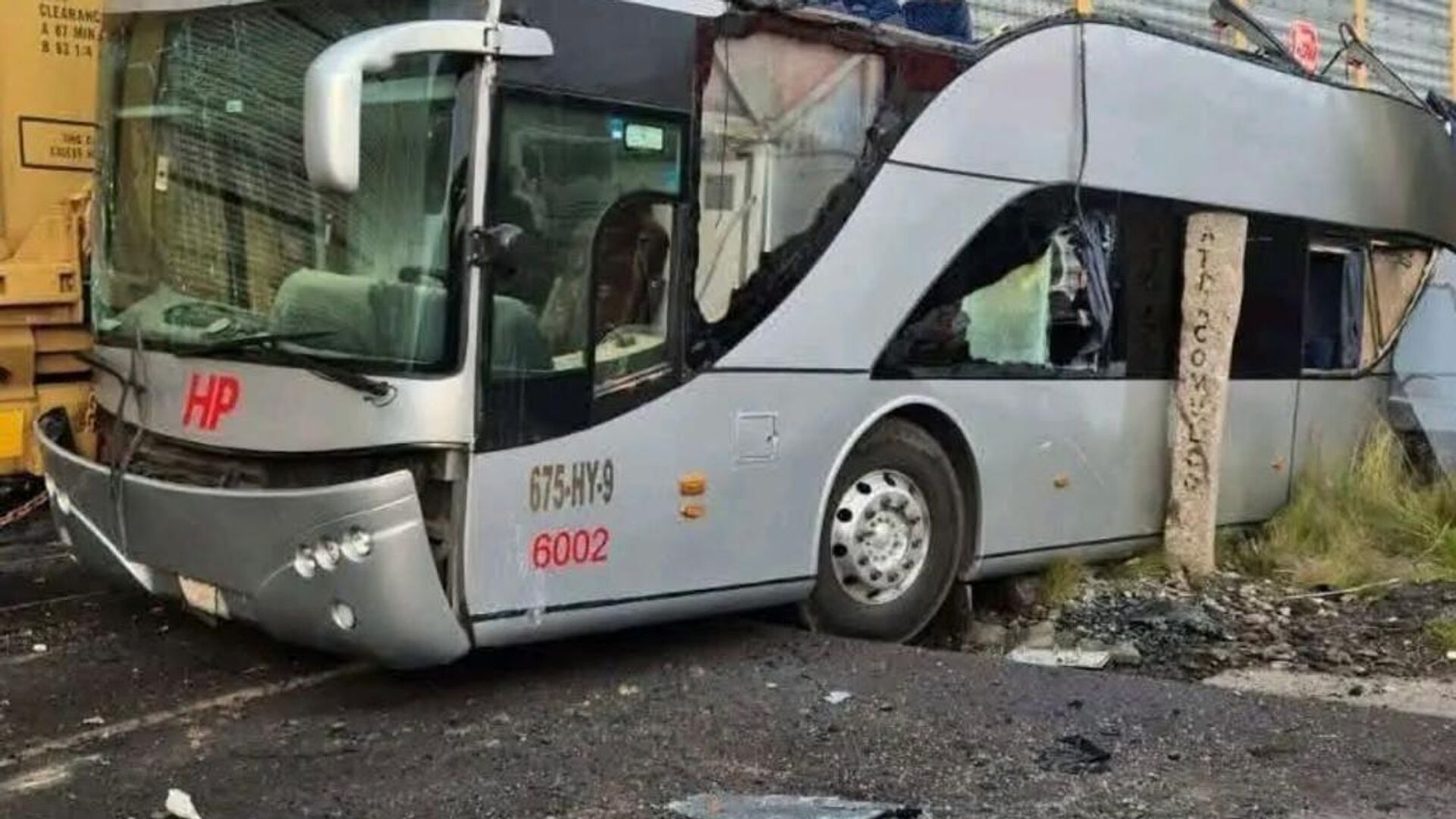Arrestan a conductor de autobús que chocó contra tren en el centro de México Arrestan a conductor de autobús que chocó contra tren en el centro de México - Sputnik Mundo, 1920, 14.09.2025