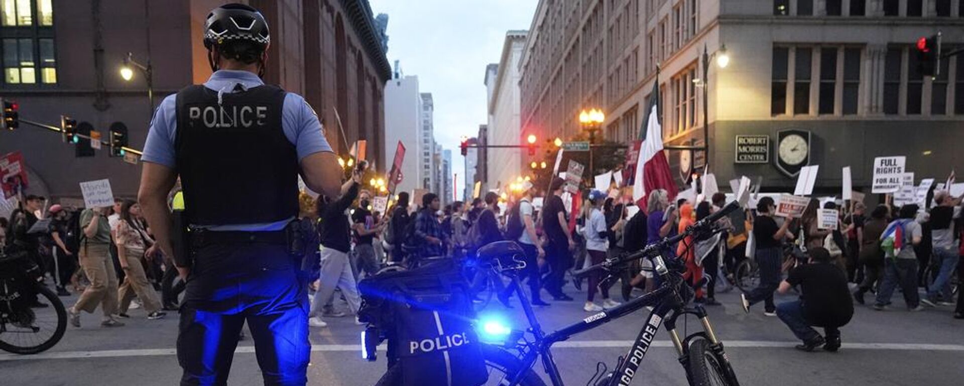 Los migrantes han realizado diversas manifestaciones en Chicago para protestar contra las redadas. - Sputnik Mundo, 1920, 15.09.2025