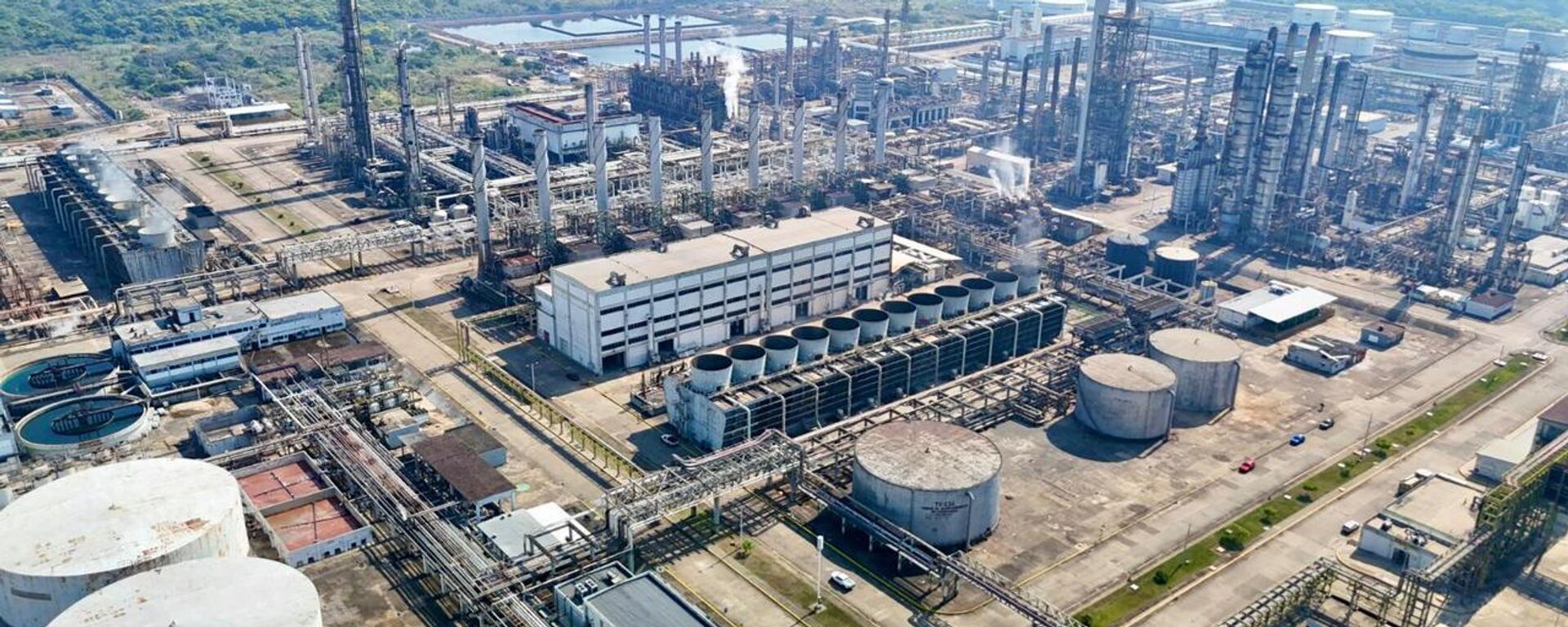 Empresas ligadas a huachicol fiscal abastecerían a Pemex y al AIFA, según medio - Sputnik Mundo, 1920, 14.09.2025