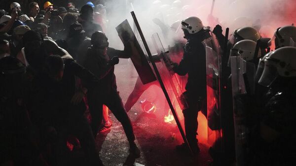 Manifestantes antigubernamentales se enfrentan a la Policía antidisturbios durante una protesta contra el aumento de la brutalidad policial en la ciudad de Novi Sad, en el norte de Serbia, el 5 de septiembre de 2025 - Sputnik Mundo