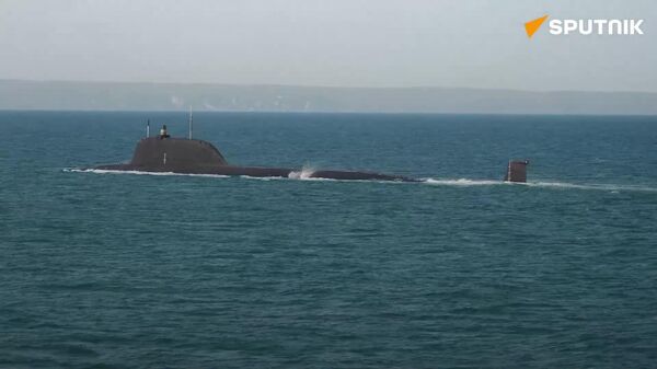 El submarino Arkhangelsk golpea a un enemigo simulado con un misil Kalibr en el mar de Barents - Sputnik Mundo