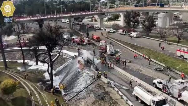 Falta de capacidad técnica del chofer habría causado volcadura de pipa en capital mexicana, según dictamen - Sputnik Mundo