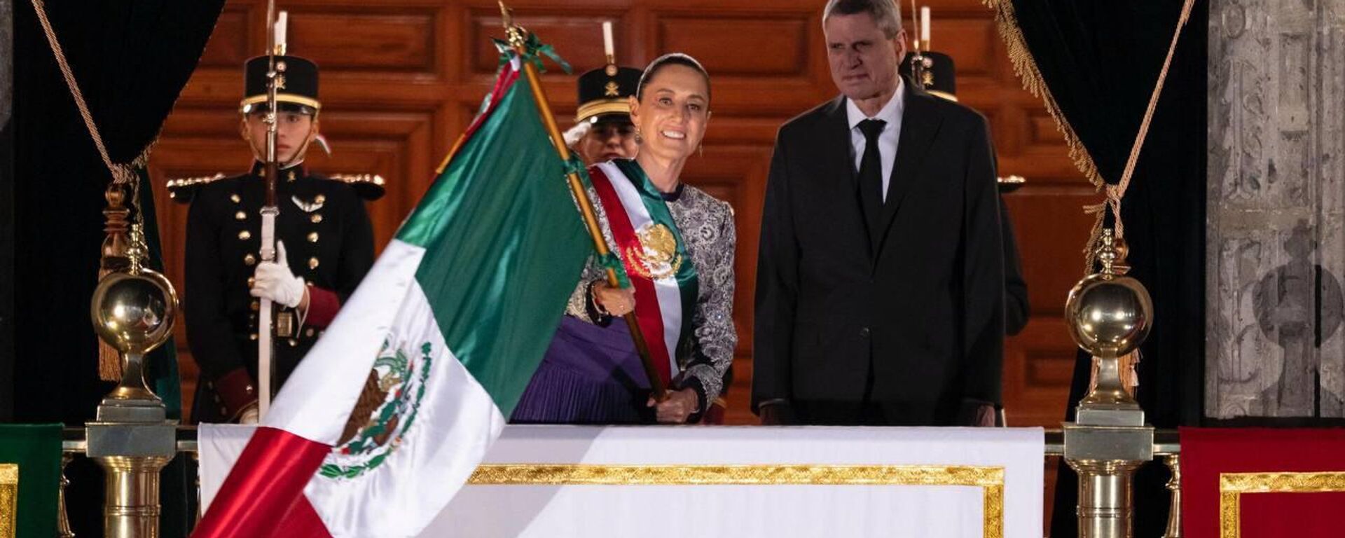 Sheinbaum da grito histórico de Independencia en México: “¡Vivan nuestros hermanos migrantes!” - Sputnik Mundo, 1920, 16.09.2025