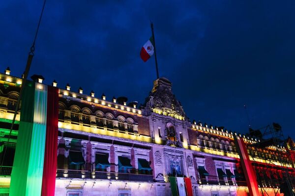 Sheinbaum da grito histórico de Independencia en México: “¡Vivan nuestros hermanos migrantes!” - Sputnik Mundo