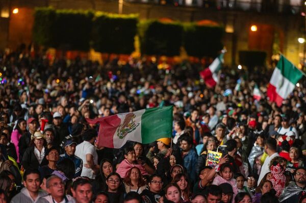 Sheinbaum da grito histórico de Independencia en México: “¡Vivan nuestros hermanos migrantes!” - Sputnik Mundo