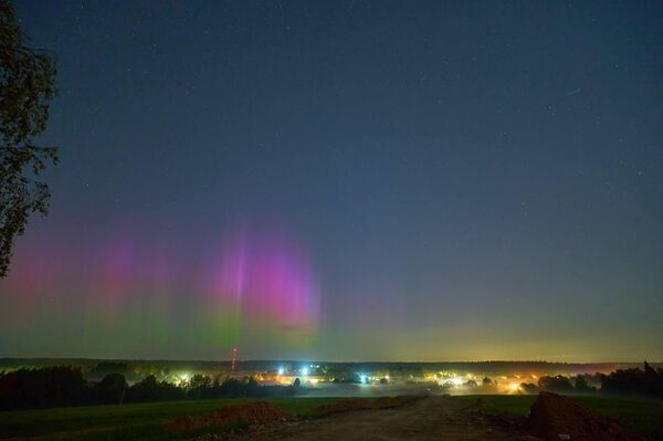 La aurora boreal ilumina el cielo de la región de Moscú - Sputnik Mundo