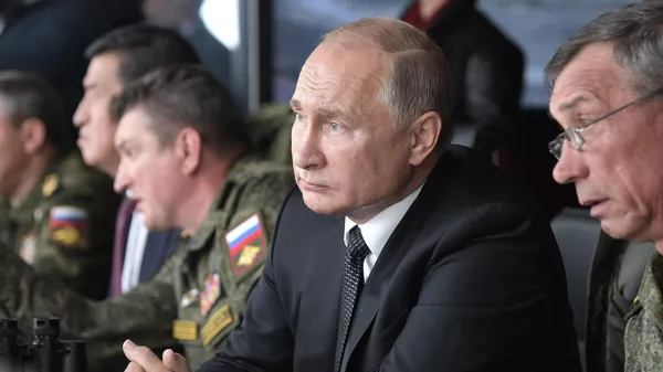 Vladímir Putin, presidente ruso, observa el escenario principal del ejercicio estratégico de comando y Estado Mayor Centro-2019 en el campo de entrenamiento de Donguz  - Sputnik Mundo