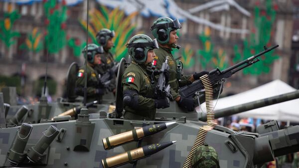 Miembros del Ejército mexicano participan en el desfile militar anual para conmemorar el 201.° aniversario de la independencia de México, en la plaza principal del Zócalo, en la Ciudad de México, México, el 16 de septiembre de 2022 - Sputnik Mundo