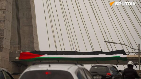 Activistas despliegan una bandera palestina de 70 metros en el puente atirantado de Sao Paulo - Sputnik Mundo