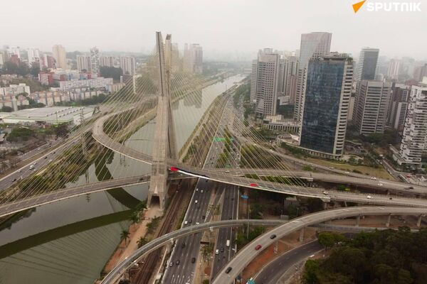 Activistas despliegan una bandera palestina de 70 metros en el puente atirantado de Sao Paulo - Sputnik Mundo