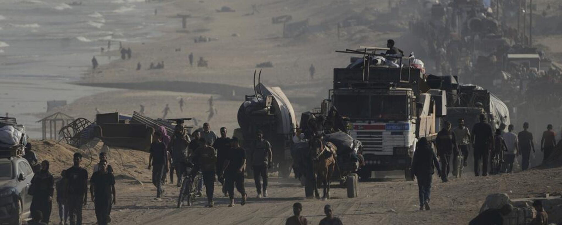 Los palestinos desplazados huyen de la ciudad de Gaza a pie y en vehículos, llevando sus pertenencias por la carretera costera hacia el sur de Gaza - Sputnik Mundo, 1920, 20.09.2025