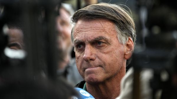 Jair Bolsonaro (PL) fala à imprensa após prestar depoimento à Polícia Federal (PF) no âmbito de uma investigação envolvendo um de seus filhos, o deputado federal licenciado Eduardo Bolsonaro. Brasília (DF), 5 de junho de 2025 - Sputnik Mundo