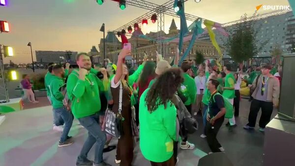 Ritmos latinos animan el ambiente de unidad en el Festival Mundial de la Juventud en Rusia - Sputnik Mundo