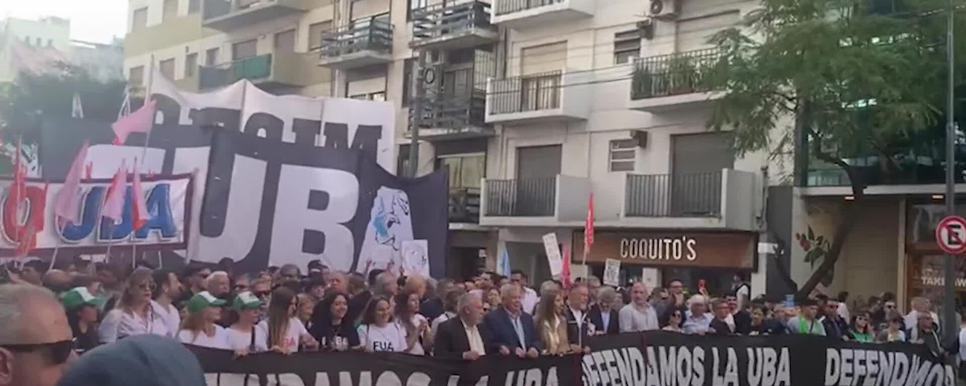 Manifestantes defienden la educación pública en Argentina - Sputnik Mundo, 1920, 17.09.2025