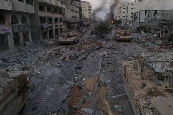 🪖 Tanques israelíes entraron al centro de Gaza, según muestran imágenes difundidas en redes sociales - Sputnik Mundo