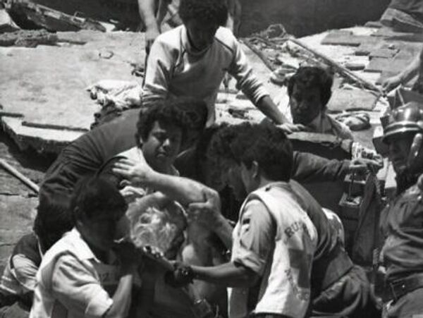 Tras el sismo, los ciudadanos asumieron la mayor parte de las tareas de rescate - Sputnik Mundo