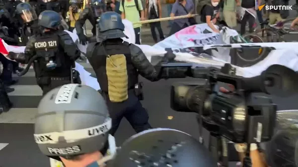 Policía emplea gas lacrimógeno contra los manifestantes en París y ya hay detenciones - Sputnik Mundo