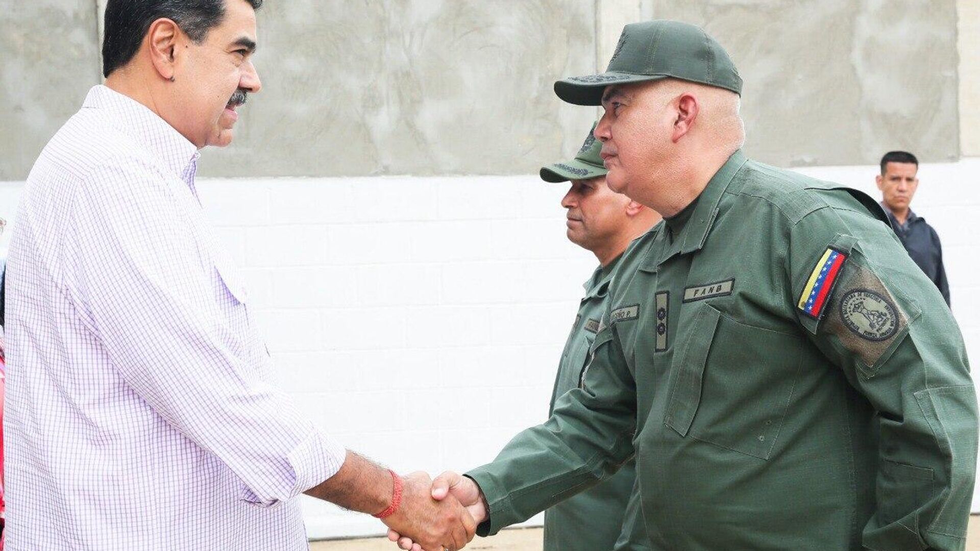 🪖 Maduro ordena a militares desplegarse en comunidades de Venezuela para adiestrar a la población 🪖 Maduro ordena a militares desplegarse en comunidades de Venezuela para adiestrar a la población - Sputnik Mundo, 1920, 19.09.2025
