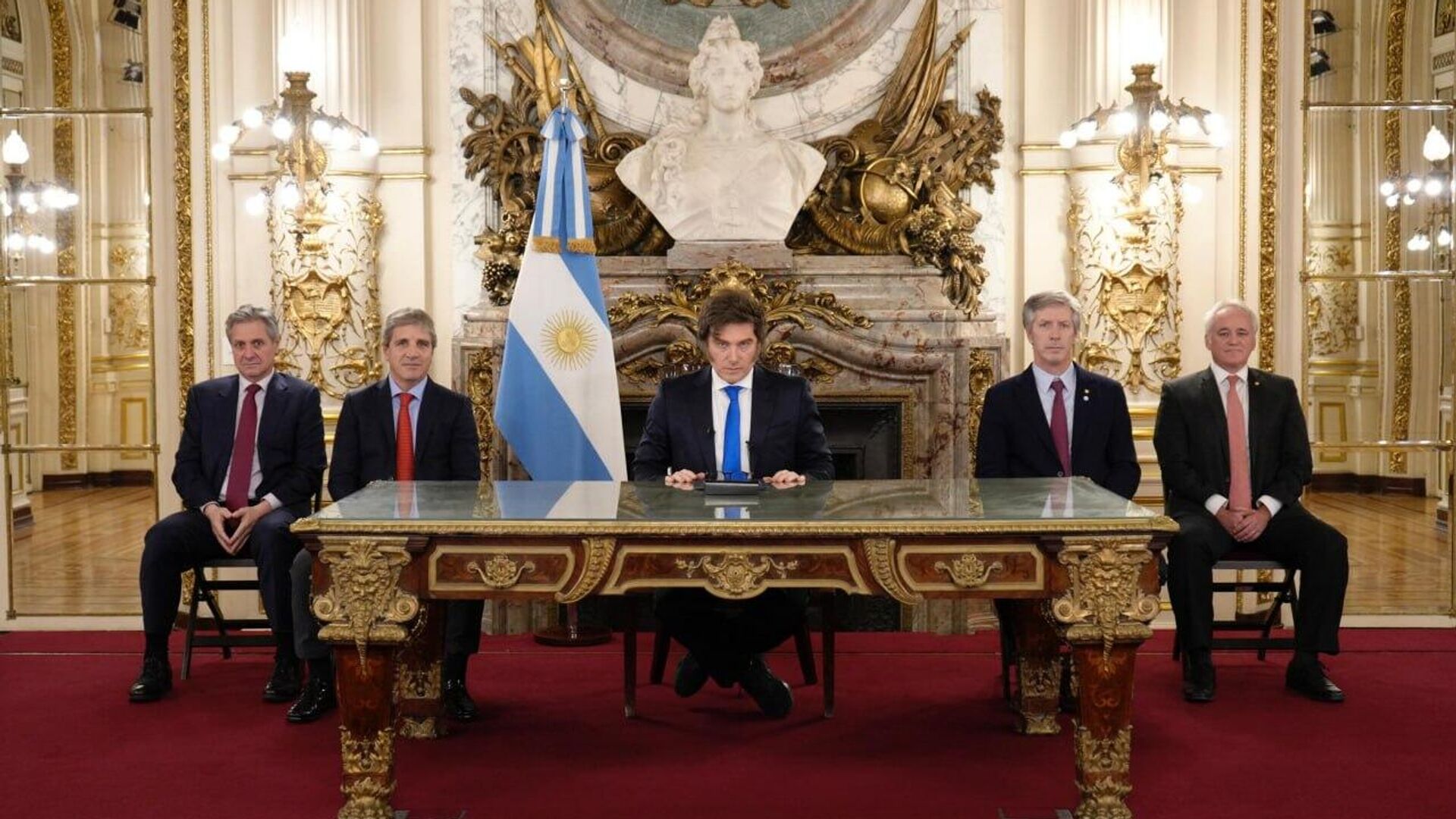 El aumento del dólar y del riesgo país llevan al Gobierno de Milei a su momento más delicado El aumento del dólar y del riesgo país llevan al Gobierno de Milei a su momento más delicado - Sputnik Mundo, 1920, 19.09.2025