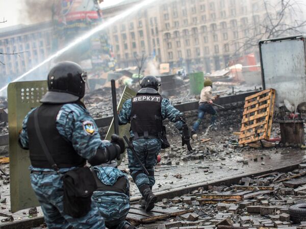 Agentes de las fuerzas del orden durante los enfrentamientos con manifestantes en la plaza de la Independencia de Kiev. - Sputnik Mundo
