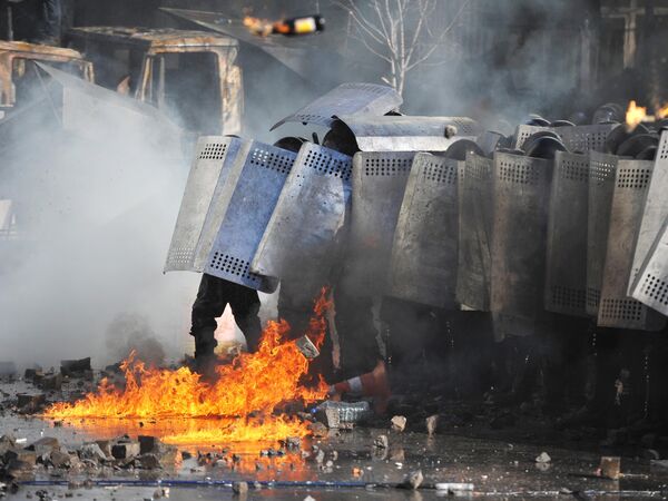 Agentes de policía durante los enfrentamientos con la oposición en el centro de Kiev. - Sputnik Mundo