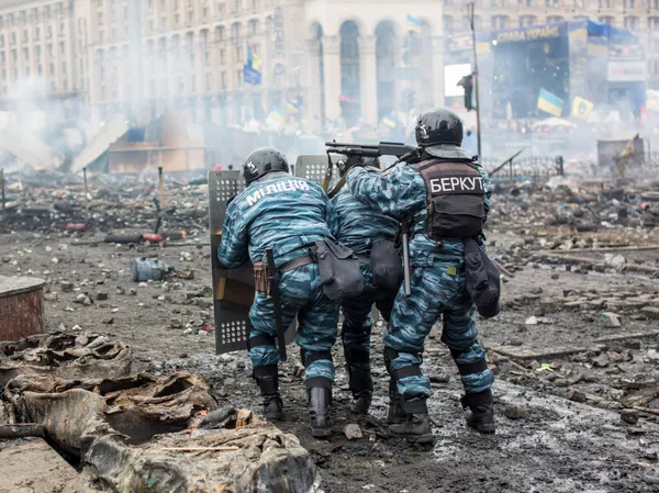 Agentes de las fuerzas del orden en la plaza de la Independencia de Kiev, donde se producen enfrentamientos entre manifestantes y policías. - Sputnik Mundo