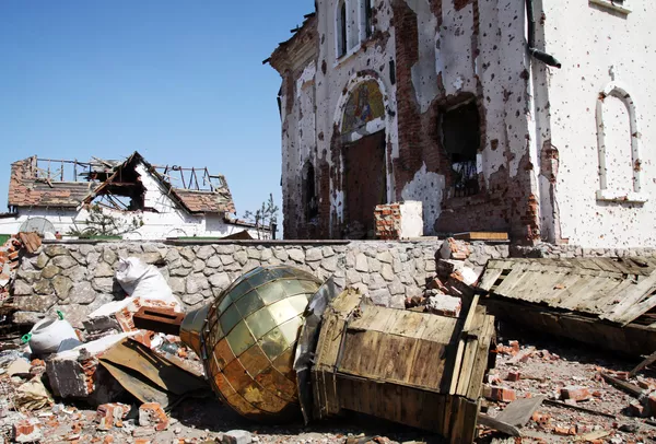 El Monasterio femenino de San Iver (a la derecha) y la iglesia de Santa Olga, igual a los apóstoles y gran princesa (a la izquierda), destruidos durante los combates en Donetsk - Sputnik Mundo