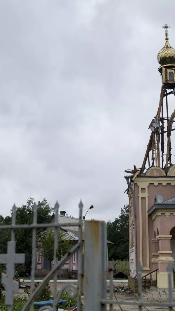 Iglesia destruida tras un bombardeo aéreo en la ciudad de Krasnodón. - Sputnik Mundo