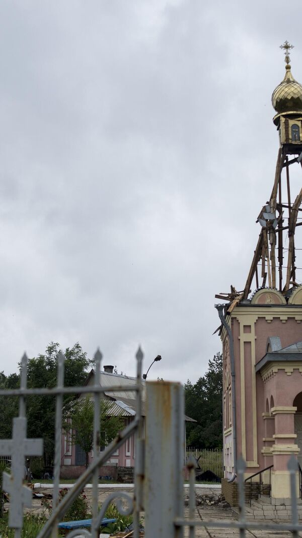 Iglesia destruida tras un bombardeo aéreo en la ciudad de Krasnodón. - Sputnik Mundo