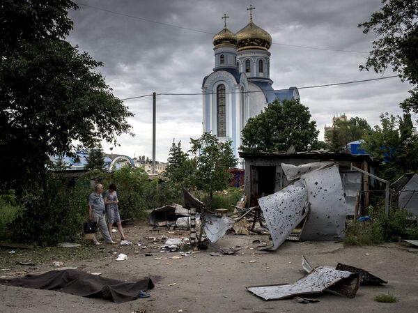 Habitantes de Lugansk tras el bombardeo artillero de la ciudad. - Sputnik Mundo