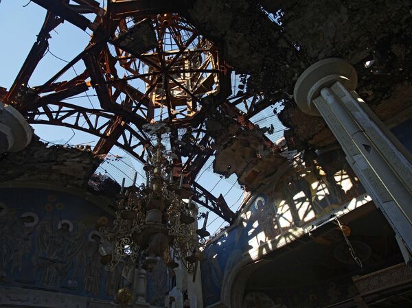 La cúpula y el techo destruidos de la iglesia en honor al icono de Iver de la Madre de Dios, del monasterio femenino de San Iver en Donetsk, situado junto al aeropuerto de la ciudad y destruido durante los combates en el sureste de Ucrania. - Sputnik Mundo