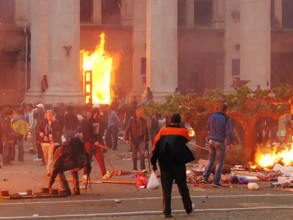 Incendio en la Casa de los Sindicatos en Odesa (arde la entrada central). - Sputnik Mundo