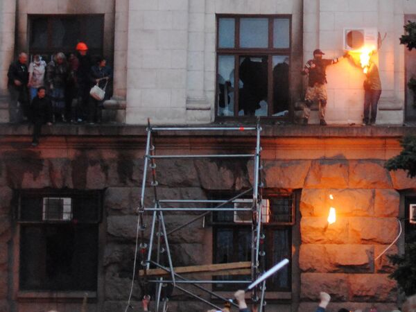 Personas salieron al cornisamento durante el incendio en la Casa de los Sindicatos en Odesa. A la derecha: el rostro y el cabello de una joven fueron alcanzados por un trapo empapado en mezcla inflamable proveniente de una botella de cóctel Molotov lanzada. - Sputnik Mundo