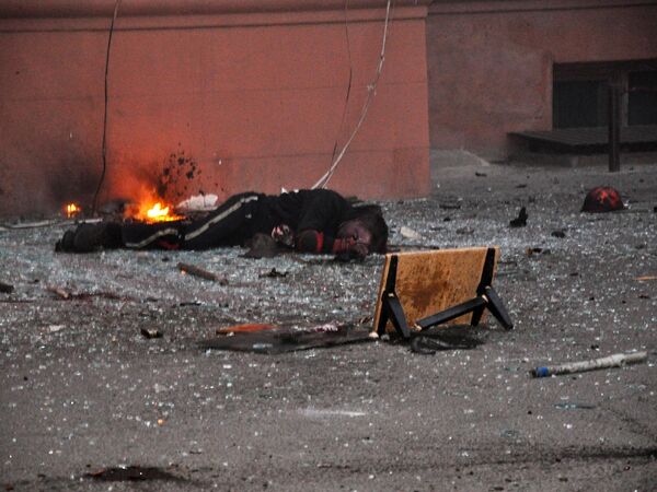 El cuerpo de la víctima mortal del incendio en el edificio del Palacio de los Sindicatos en Odesa. - Sputnik Mundo