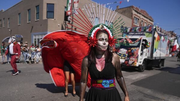 Участница парада в честь Дня независимости Мексики в районе Литл-Виллидж в Чикаго Участница парада в честь Дня независимости Мексики в районе Литл-Виллидж в Чикаго - Sputnik Mundo