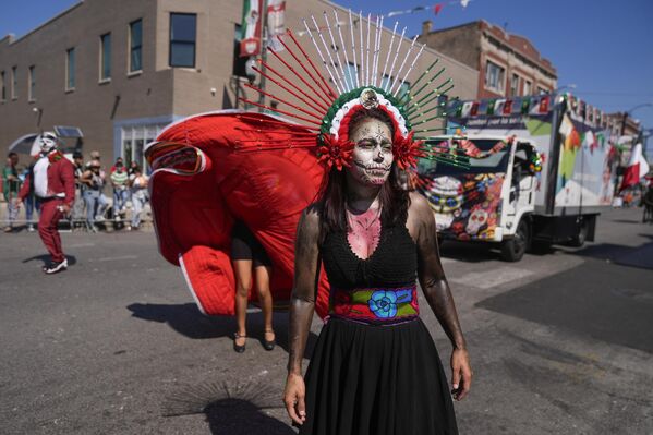 El 16 de septiembre, los mexicanos celebraron el 204 aniversario de la independencia de su país.En la foto: una participante del desfile en honor al Día de la Independencia de México en Chicago. - Sputnik Mundo