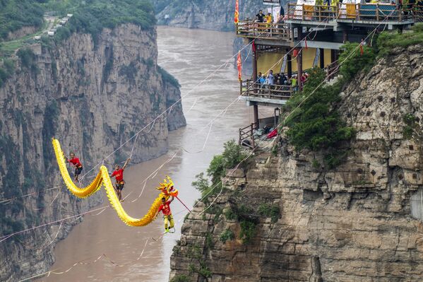 Interpretación de la Danza del Dragón en cuerdas flojas en el aire durante la competición International Highline Challenge, China. - Sputnik Mundo