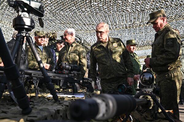 El presidente ruso, Vladímir Putin, inspecciona armamento, equipamiento militar y técnico especial durante una visita de trabajo a la región de Nizhni Nóvgorod. - Sputnik Mundo