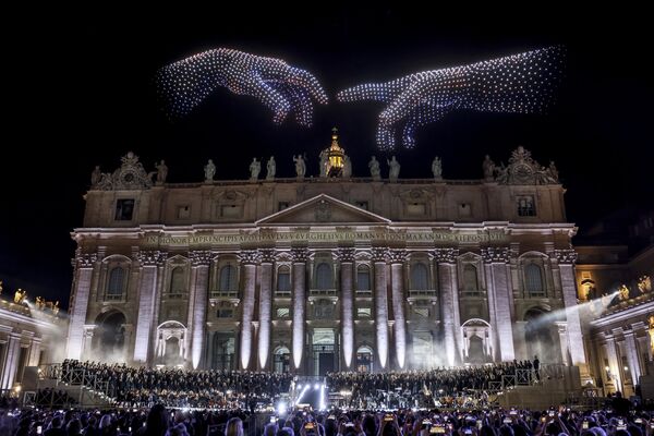 Drones que forman la figura de Adán —creada por Miguel Ángel— sobrevuelan la plaza de San Pedro durante el concierto Gracia para el mundo en el Vaticano. - Sputnik Mundo