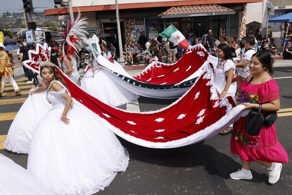Un grupo de personas interpretan bailes tradicionales mexicanos en Los Ángeles en vísperas del Día de la Independencia de México. - Sputnik Mundo