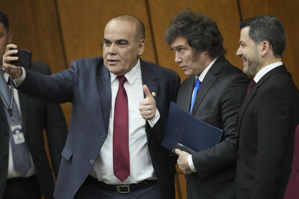 El presidente de la Cámara de Senadores y el jefe de la Cámara de Diputados del Congreso de Paraguay, Basilio Núñez y Raúl Latorre, respectivamente, se toman una foto conjunta con el mandatario de Argentina, Javier Milei, durante un evento en Asunción. - Sputnik Mundo