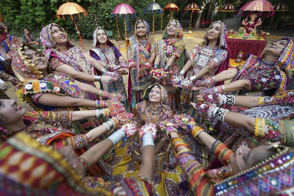 Un grupo de indios vestidos con ropa tradicional posan para los medios de comunicación. - Sputnik Mundo