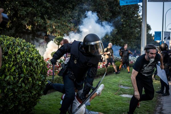 Enfrentamientos entre la Policía y manifestantes propalestinos que interrumpieron la etapa final de la carrera ciclista La Vuelta en Madrid. - Sputnik Mundo