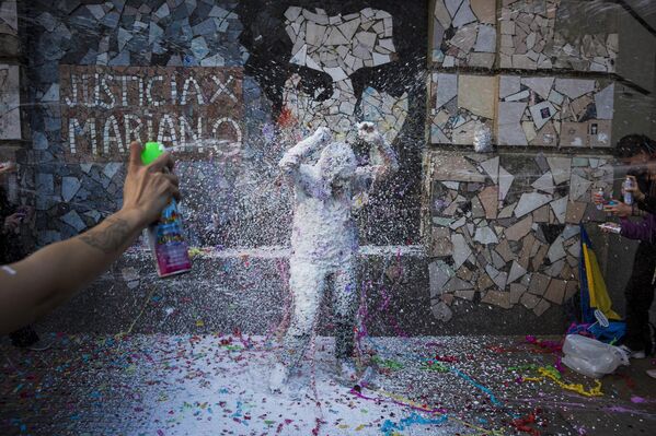 Estudiantes, profesores y empleados de la Universidad de Buenos Aires durante las protestas contra los recortes en la financiación de la educación. - Sputnik Mundo