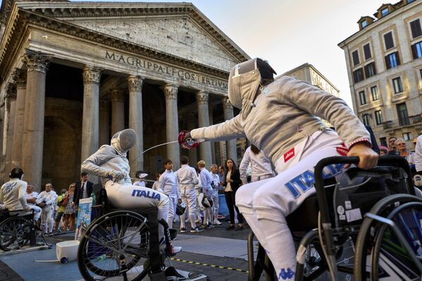 Una esgrimista paralímpica italiana y una atleta del equipo nacional italiano de esgrima con sable durante una competición combinada. - Sputnik Mundo
