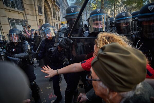 La Policía dispersa a los manifestantes en París durante la concentración nacional &quot;Bloqueemos todo&quot;, en la que participaron centenares de miles de personas. - Sputnik Mundo
