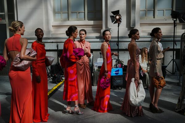 Las modelos con diseños de la colombiana Silvia Tcherassi se preparan para un desfile de la marca en la Semana de la Moda de Madrid. - Sputnik Mundo