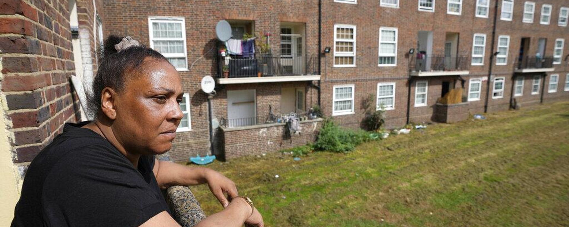Una vecina de Londres en el balcón de su departamento - Sputnik Mundo, 1920, 16.03.2026