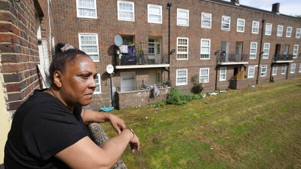 Una vecina de Londres en el balcón de su departamento - Sputnik Mundo