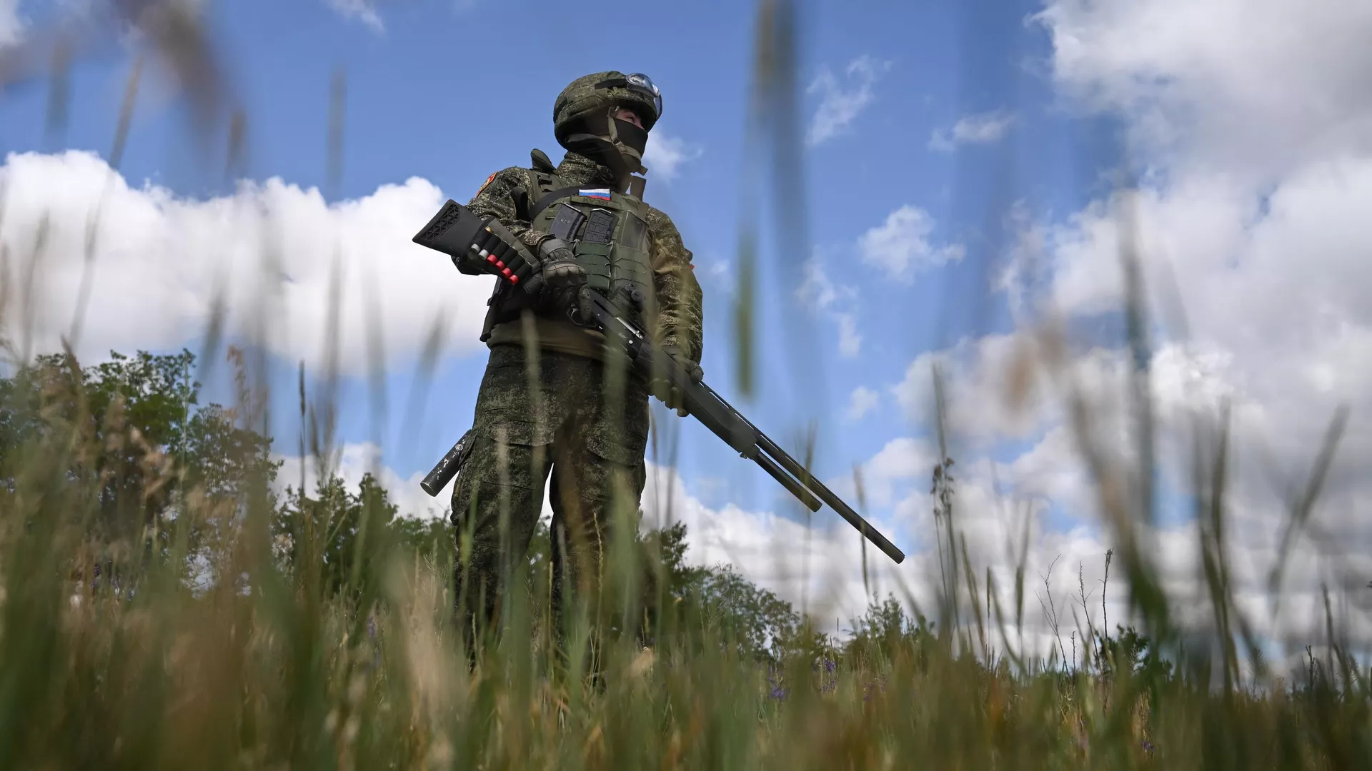 Soldato russo nella zona di operazioni militari speciali - Sputnik International, 1920, 20/09/2025